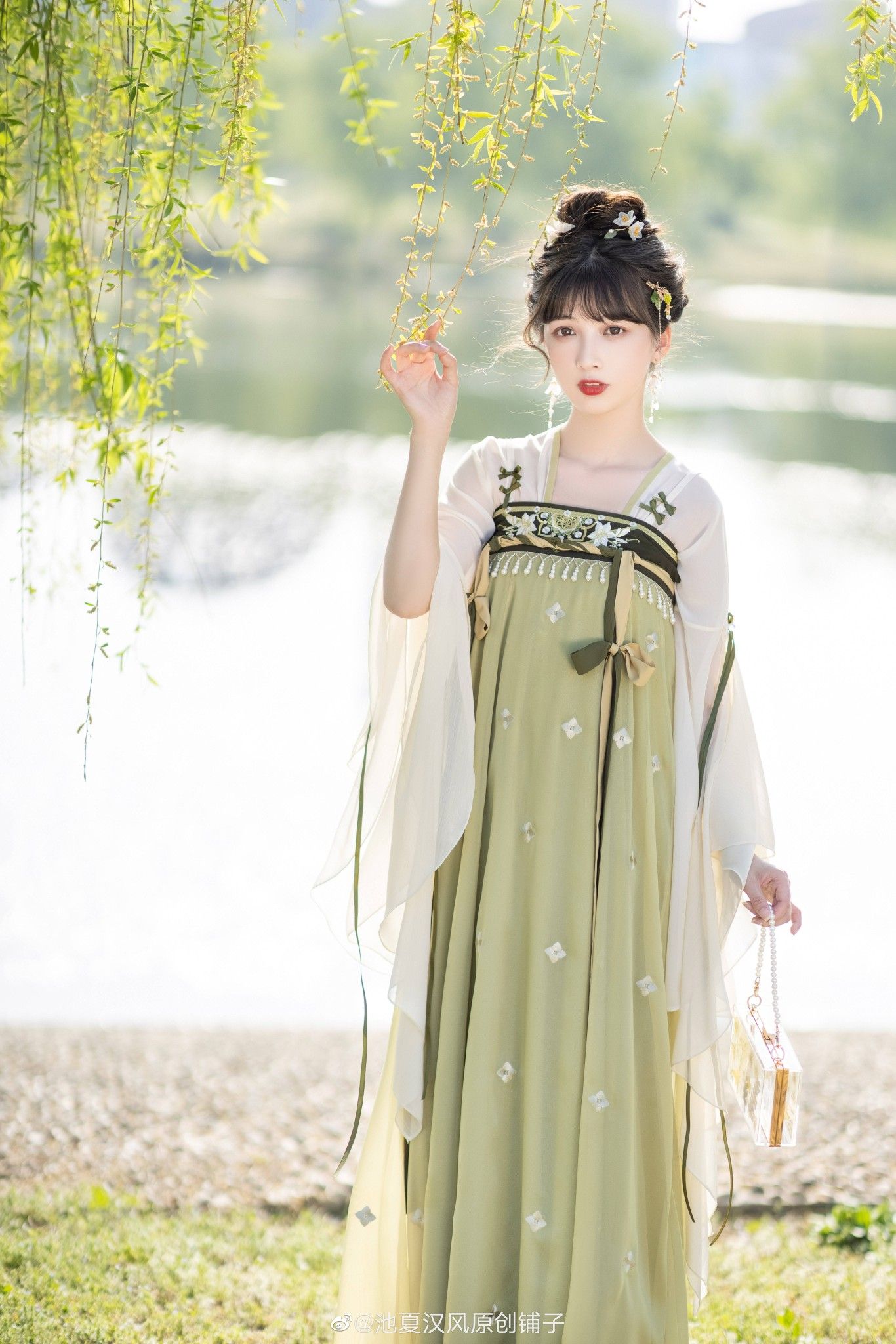 Youthful Fashion:The Rise of Modern Cheongsam with Trendy Shawls Youthful Fashion:The Rise of Modern Cheongsam with Trendy Shawls