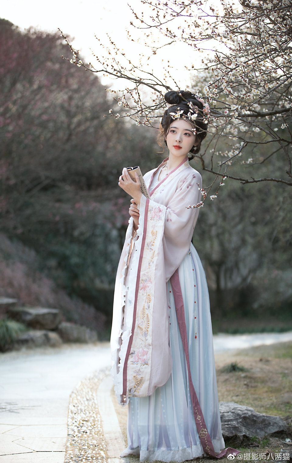 The Rise of Hanfu:Young Female Students Embracing Traditional Chinese Costumes The Rise of Hanfu:Young Female Students Embracing Traditional Chinese Costumes