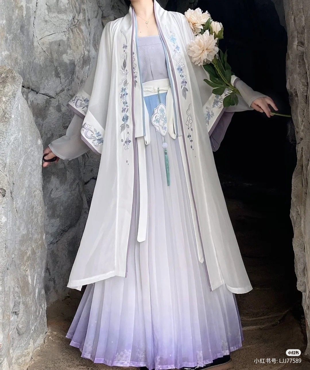 The Rise of Hanfu Hair Bands in Popularity:A Glimpse into the Red Threads of Traditional Charm The Rise of Hanfu Hair Bands in Popularity:A Glimpse into the Red Threads of Traditional Charm