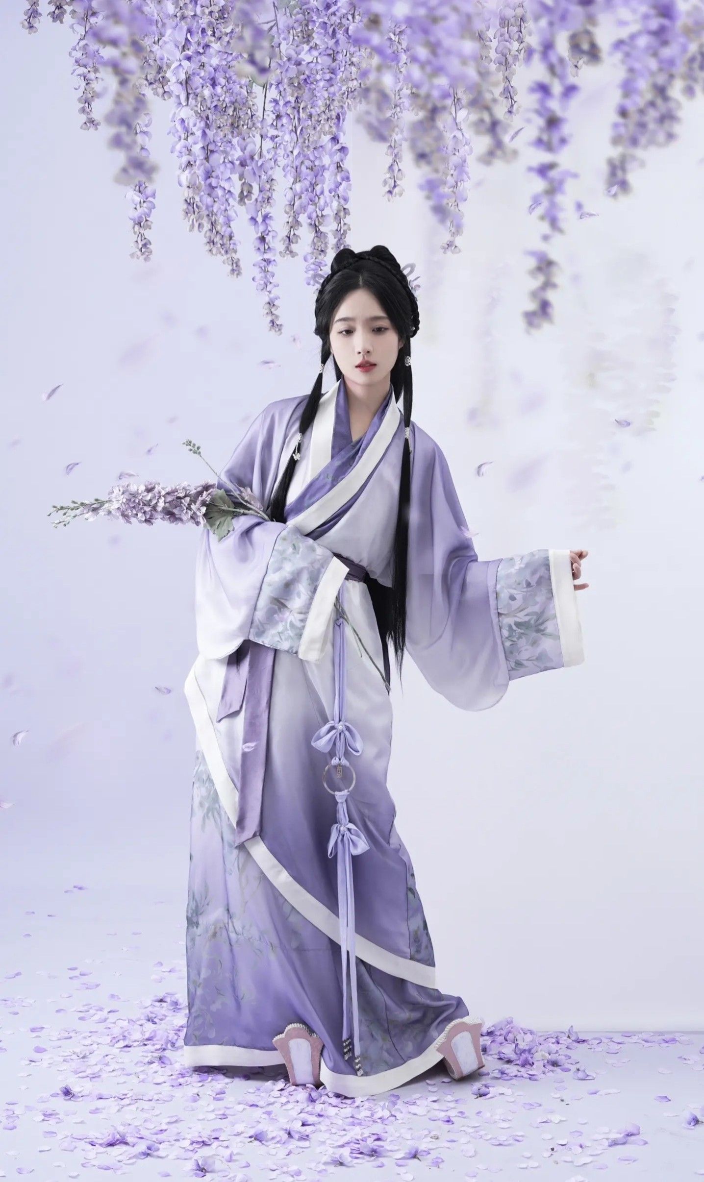 Hanfu Fashion:Unveiling the Beauty of Traditional Chinese Attire in Photo Frames Hanfu Fashion:Unveiling the Beauty of Traditional Chinese Attire in Photo Frames