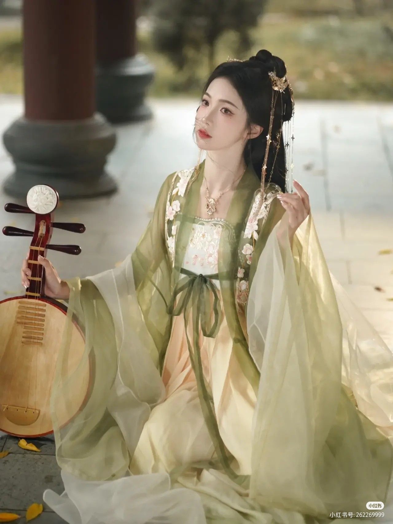 Winter Chic in a White Cheongsam:Styling Tips for Petite Women Winter Chic in a White Cheongsam:Styling Tips for Petite Women