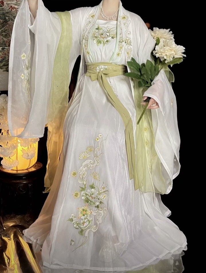 Reinventing Traditional Elegance:Fashion Qipao in 2021