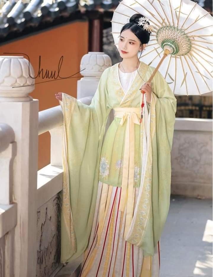 Winter Hanfu Fashion for Junior Middle School Girls:A Guide to Traditional Elegance in Cold Weather Winter Hanfu Fashion for Junior Middle School Girls:A Guide to Traditional Elegance in Cold Weather