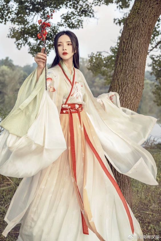 Green Promenade:The Allure of Green in Autumn and Winter Green Promenade:The Allure of Green in Autumn and Winter
