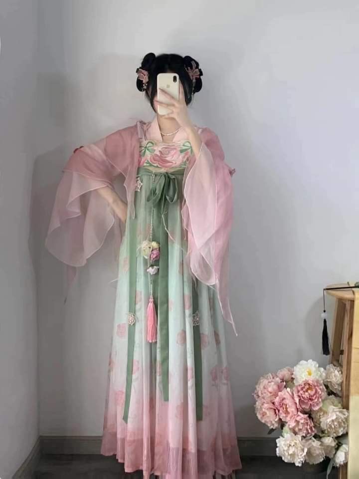 The Splendor of Ming-Style Hanfu Flower Wedding The Splendor of Ming-Style Hanfu Flower Wedding