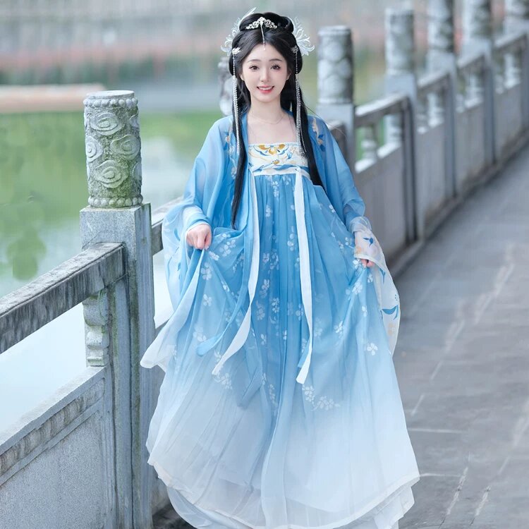 Embracing Modernity in Traditional Cheongsam:The Youthful Revolution Embracing Modernity in Traditional Cheongsam:The Youthful Revolution