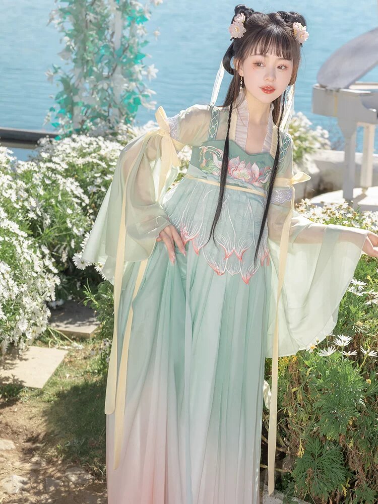 White Qipao:A Glimpse into the Elegance of Traditional Chinese Clothing White Qipao:A Glimpse into the Elegance of Traditional Chinese Clothing