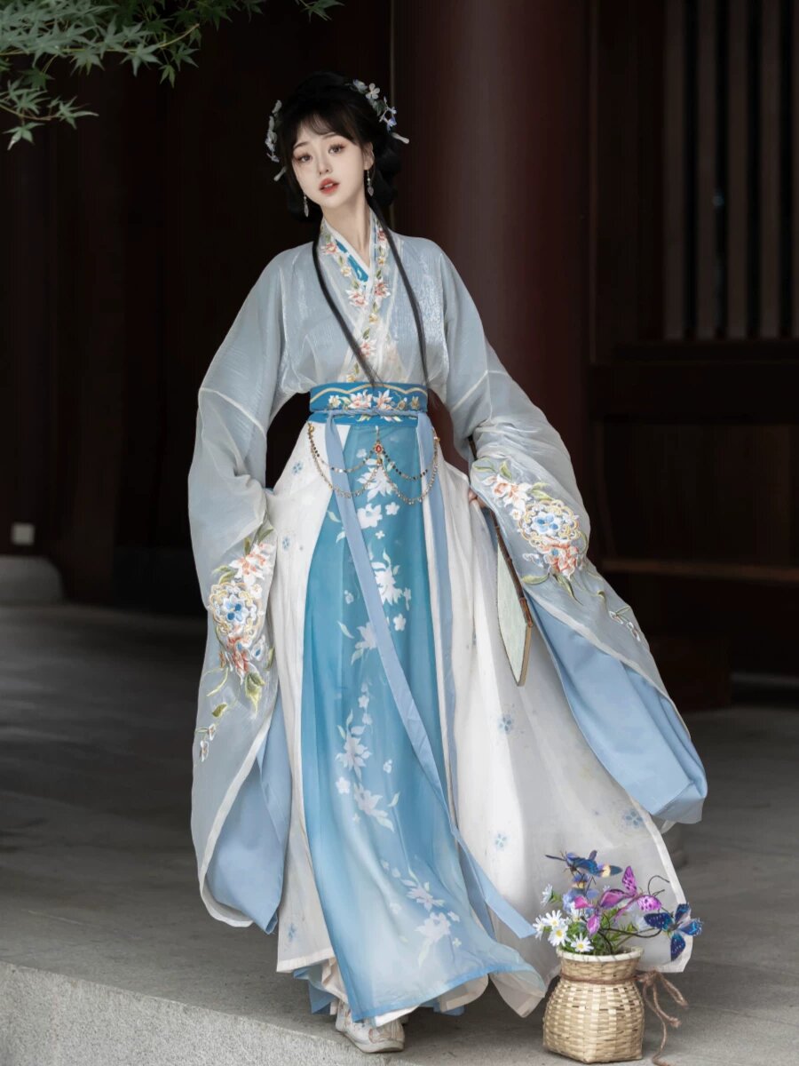 The Elegance of a Jade Rabbit in Traditional Hanfu Fashion:A Tale of a Beautiful Woman The Elegance of a Jade Rabbit in Traditional Hanfu Fashion:A Tale of a Beautiful Woman