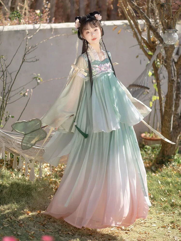 The Charm of Hanfu Fashion for the Petite and Curvier Figure:A 1.5-Meter Journey The Charm of Hanfu Fashion for the Petite and Curvier Figure:A 1.5-Meter Journey