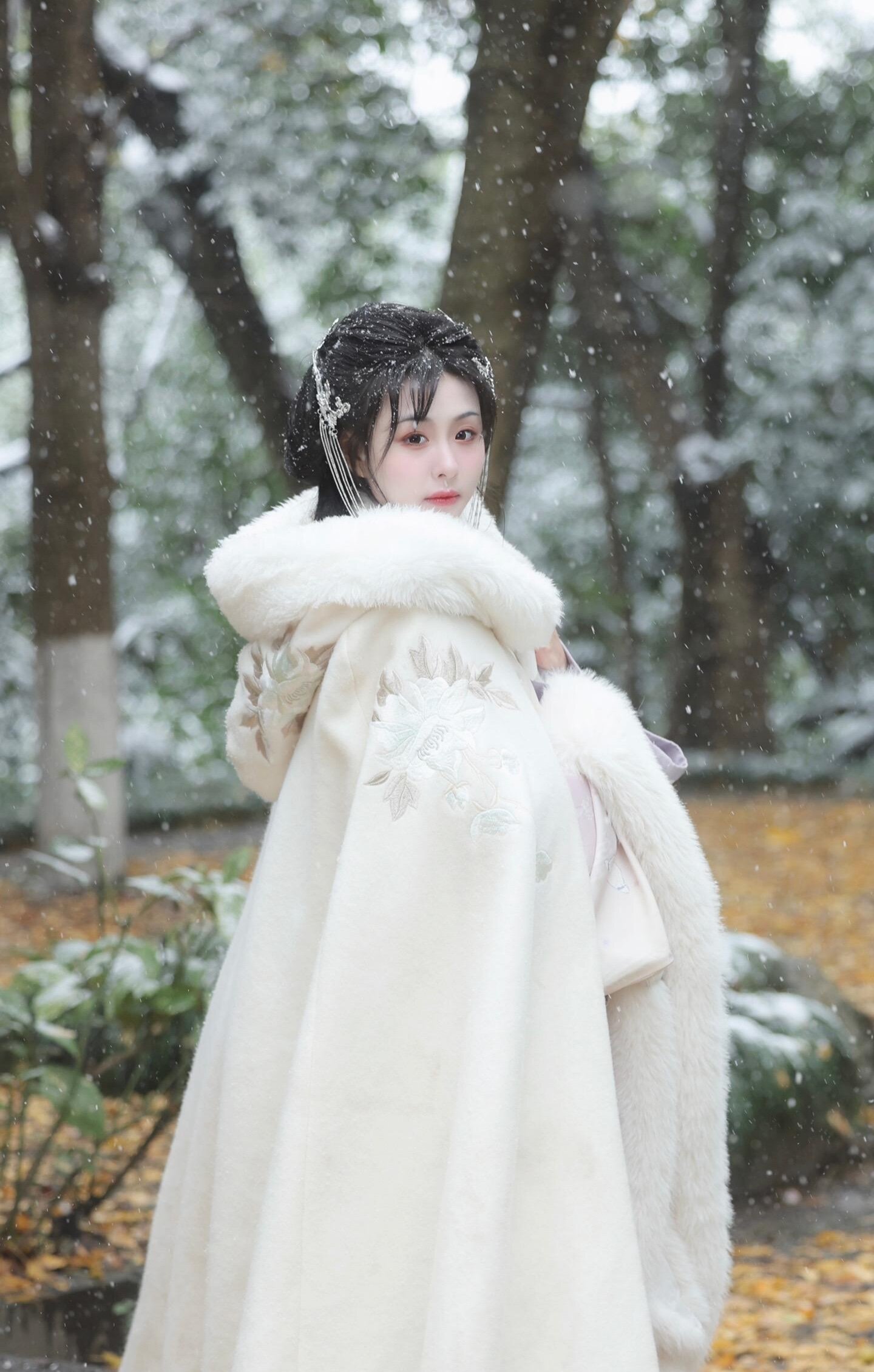 Spring Splendor:The Enchantment of a Girl in Ming-Style Hanfu Spring Splendor:The Enchantment of a Girl in Ming-Style Hanfu