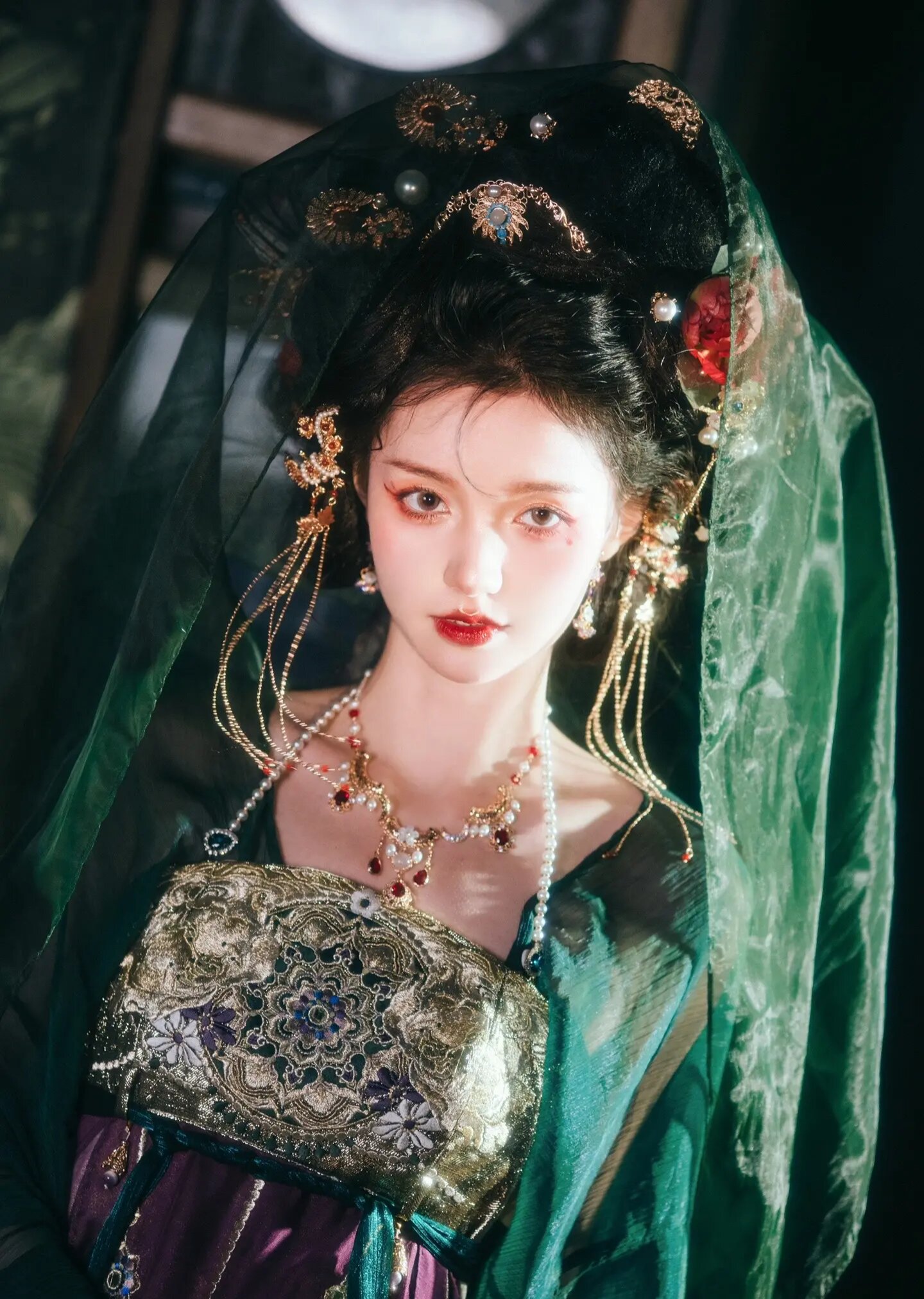 Elegant Women in Traditional Chinese Clothing:The Story of Fans,Foldable Fans,and Hanfu Elegant Women in Traditional Chinese Clothing:The Story of Fans,Foldable Fans,and Hanfu