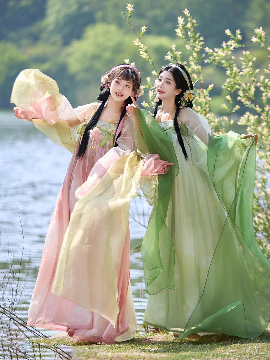 A Little Girls Journey into the World of Hanfu Jewelry:The Enchanting Charm of a Hanfu Necklace A Little Girls Journey into the World of Hanfu Jewelry:The Enchanting Charm of a Hanfu Necklace