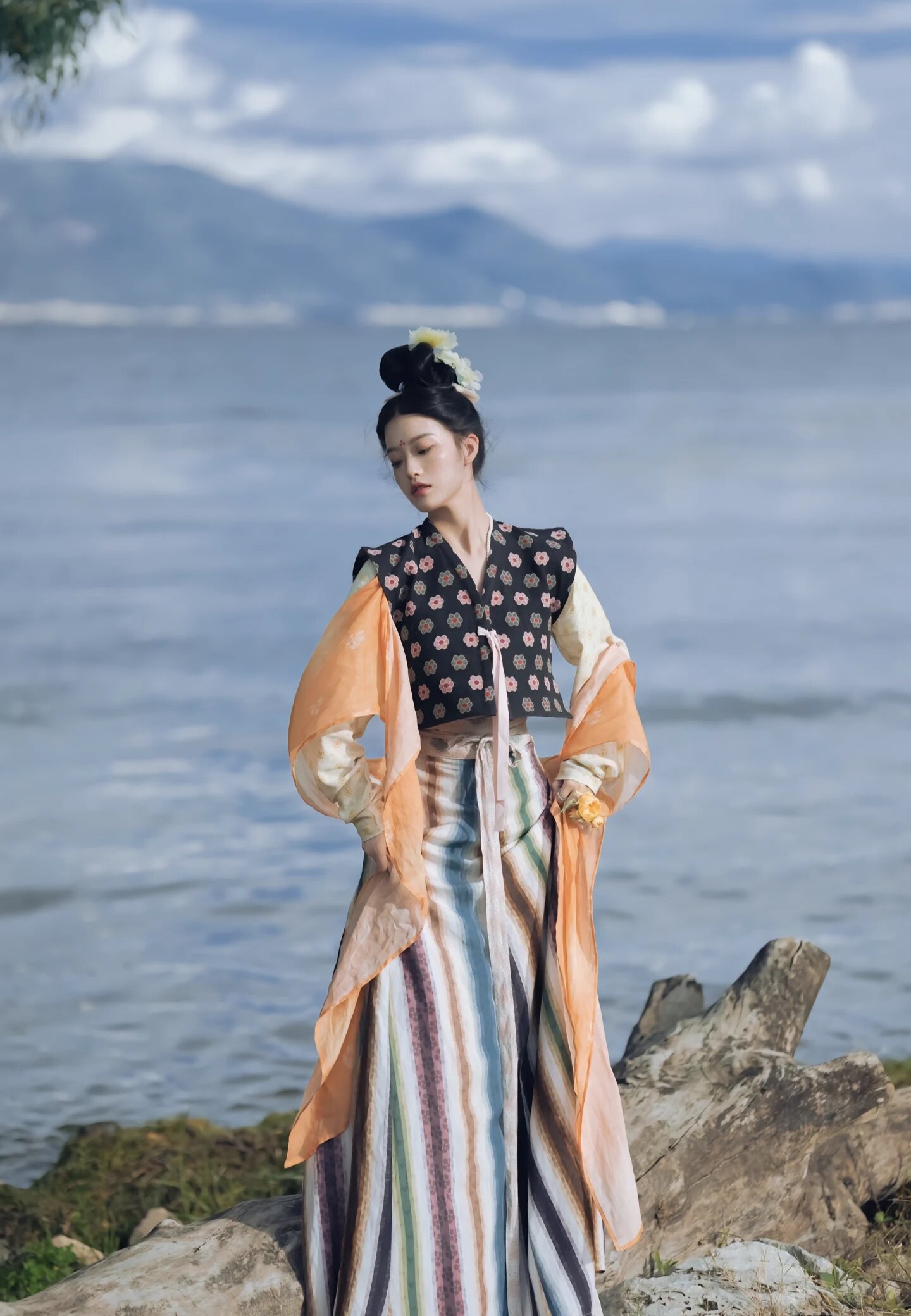 Blooming Splendor:The Splendor of Hanfu Han Chinese Traditional Clothing)in the Flower Festival Blooming Splendor:The Splendor of Hanfu Han Chinese Traditional Clothing)in the Flower Festival