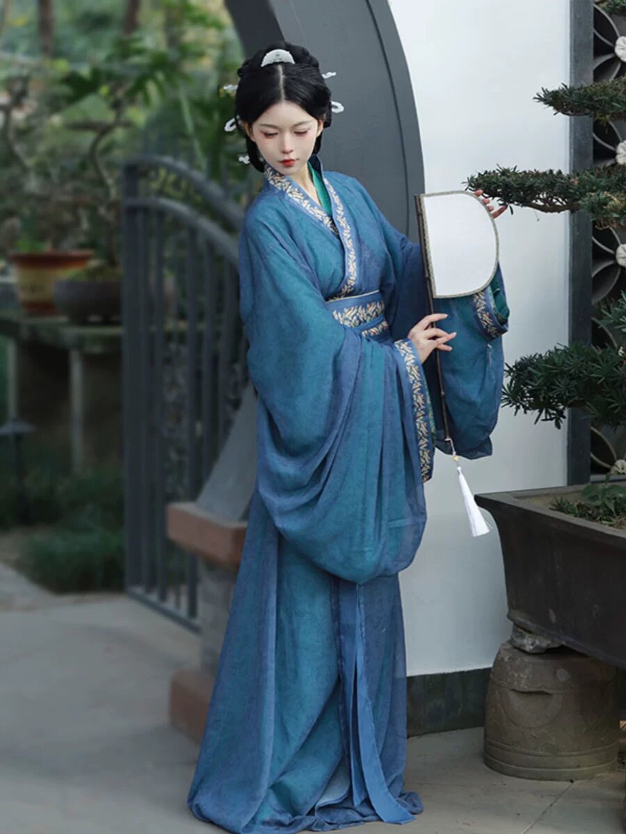 Elegance of the Past:Zhong Lings Hanfu in Ancient Fashion