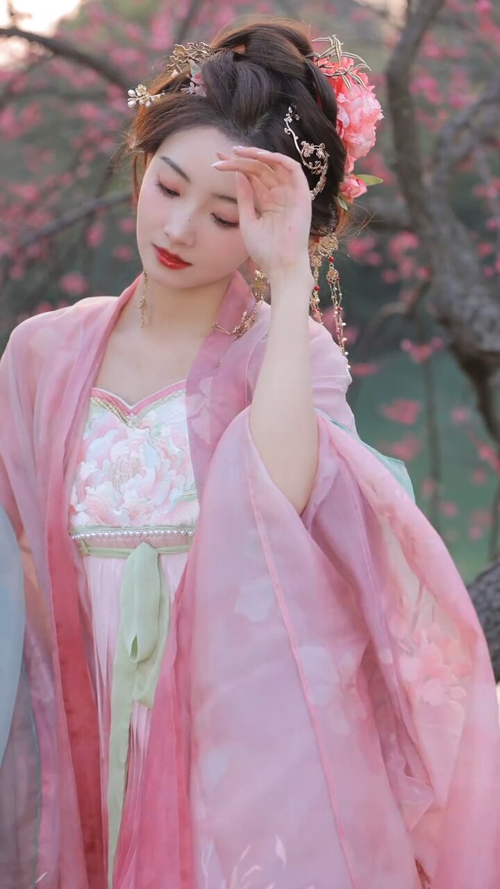 Elegant Half-Horseface Skirted Woman:A Blend of Tradition and Modernity Elegant Half-Horseface Skirted Woman:A Blend of Tradition and Modernity