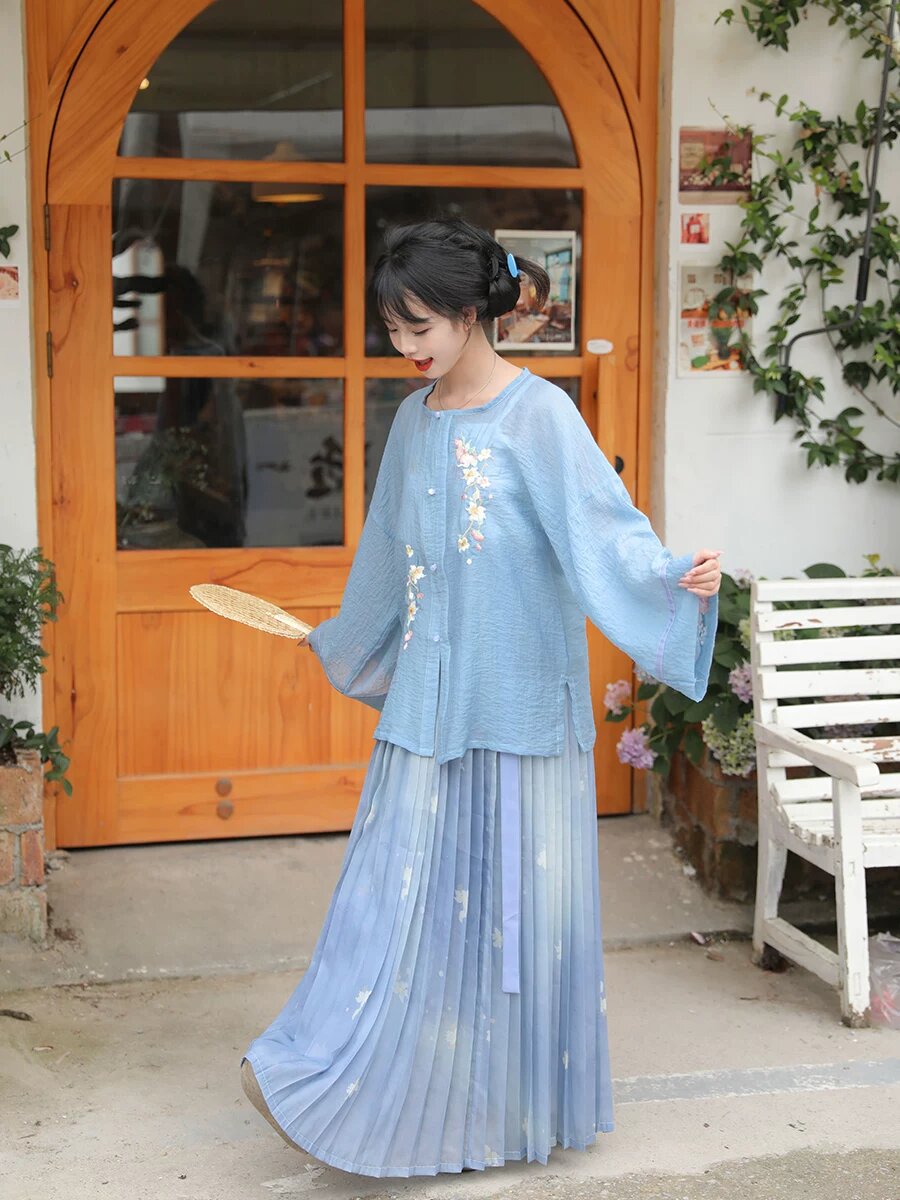 The Splendid Splendor of Traditional Chinese Clothing:The Collared-Hood Hanfu The Splendid Splendor of Traditional Chinese Clothing:The Collared-Hood Hanfu