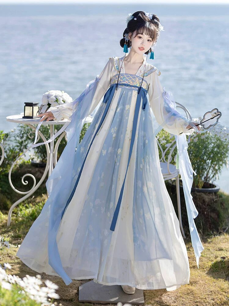 The Elegance of a White Cheongsam Jacket The Elegance of a White Cheongsam Jacket