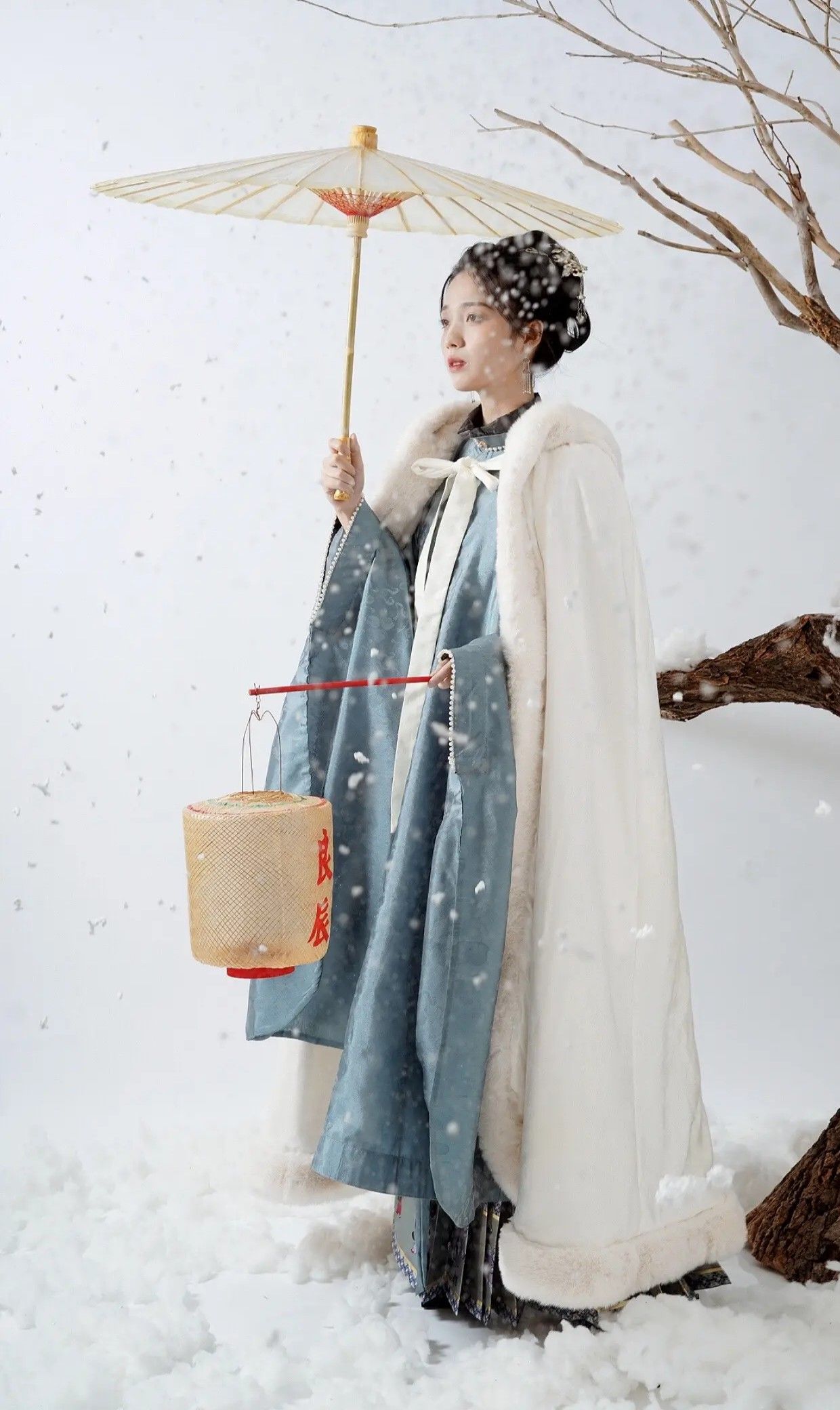 Red Cheongsam Women:Embracing Traditional Chinese Style