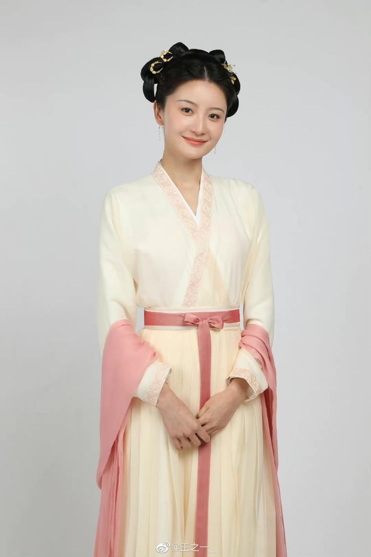 The Imperial Concubine in a Red Hanfu:A Tale of Elegance and Power The Imperial Concubine in a Red Hanfu:A Tale of Elegance and Power