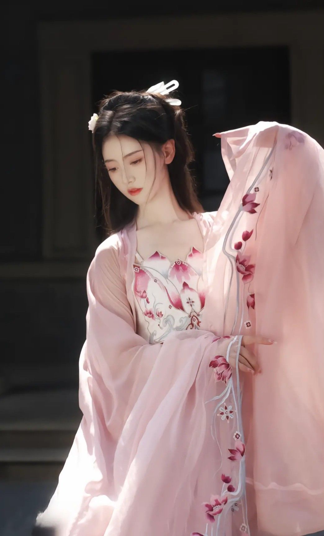 The Splendor of Hanfu:A Closer Look at the Qixiong Lower Skirt The Splendor of Hanfu:A Closer Look at the Qixiong Lower Skirt