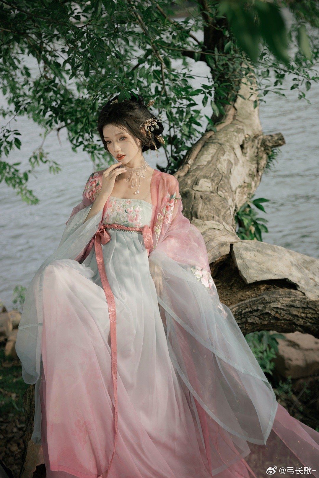 The Unique Charm of Aquarius in Hanfu:A Journey Through the Zodiac The Unique Charm of Aquarius in Hanfu:A Journey Through the Zodiac