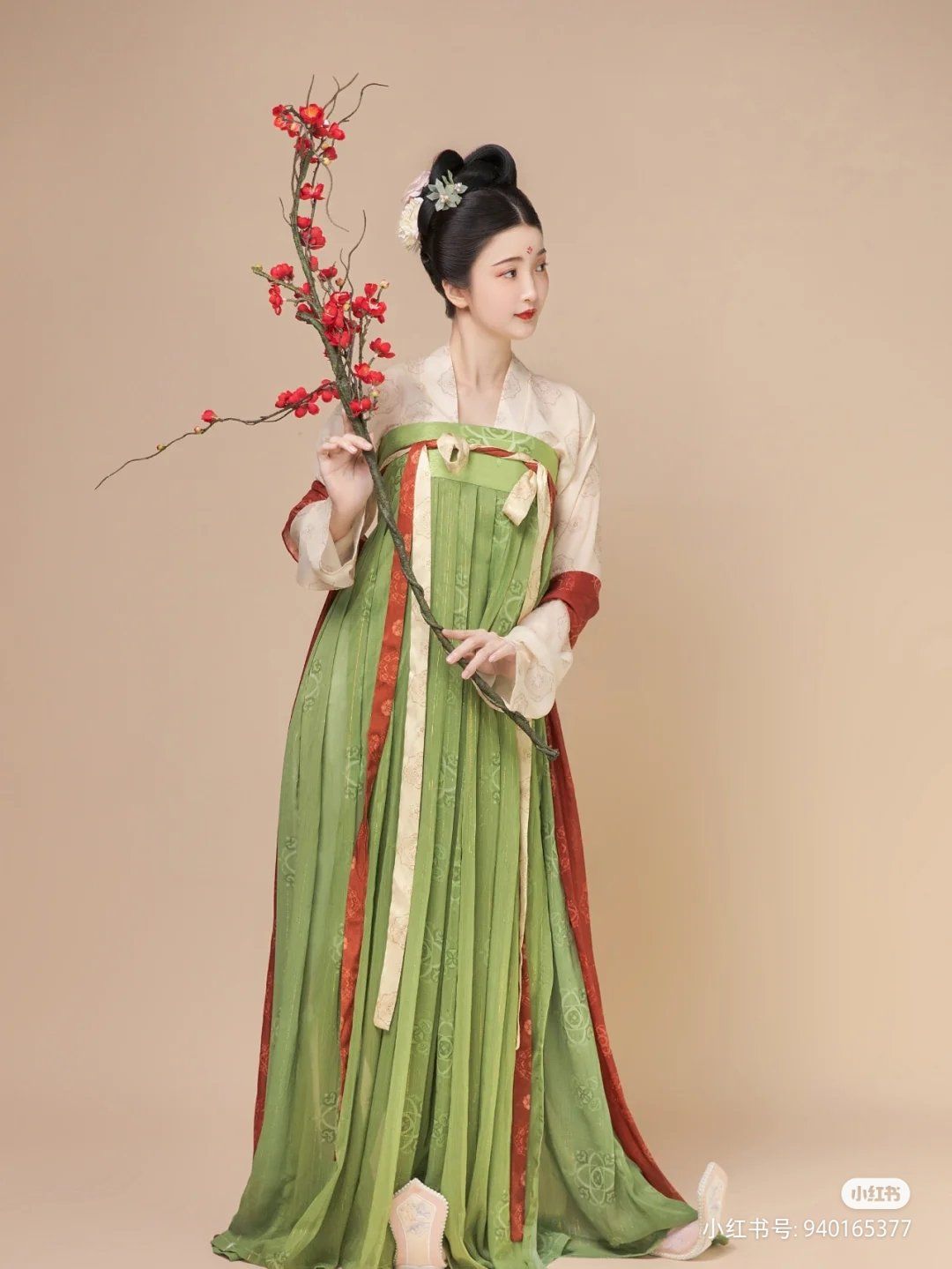 Elegant Revelry:The Splendid World of Hanfu in the Gardens of Dreams and Summer Pools Elegant Revelry:The Splendid World of Hanfu in the Gardens of Dreams and Summer Pools