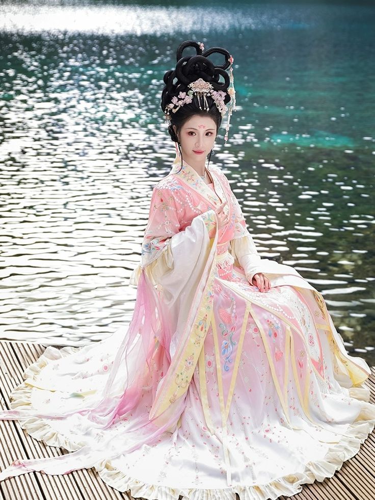 The Bridal Headdress of Ming Dynasty Hanfu:A Glimpse into Traditional Elegance The Bridal Headdress of Ming Dynasty Hanfu:A Glimpse into Traditional Elegance