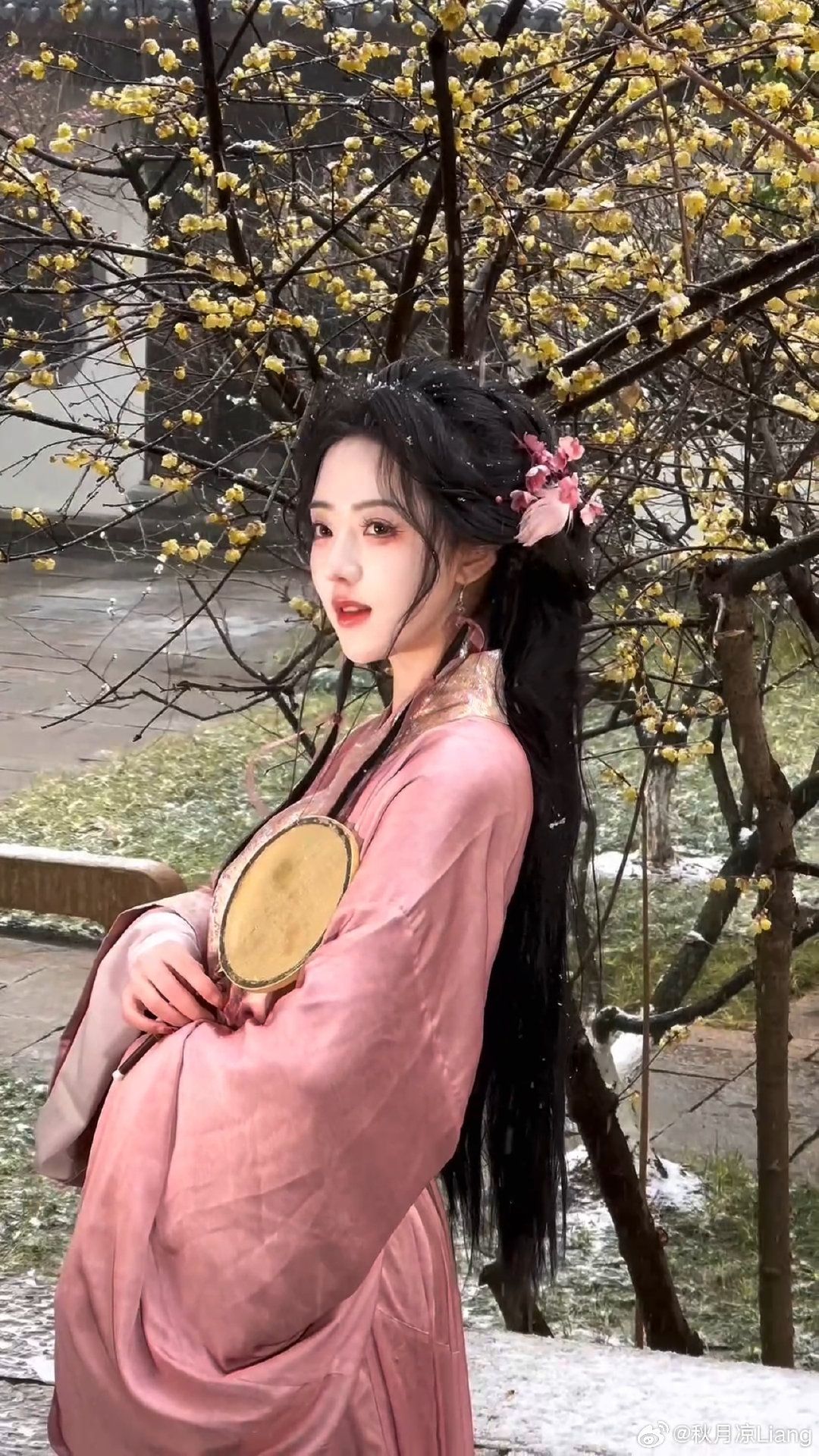 Ancient Grace of Hanfu:A Tale of a Childs Enchanting Journey into Traditional Chinese Beauty Ancient Grace of Hanfu:A Tale of a Childs Enchanting Journey into Traditional Chinese Beauty