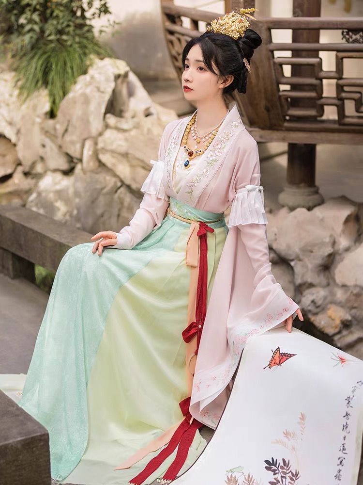 The Green Cheongsam Woman:Embracing Sustainability and Traditional Elegance The Green Cheongsam Woman:Embracing Sustainability and Traditional Elegance