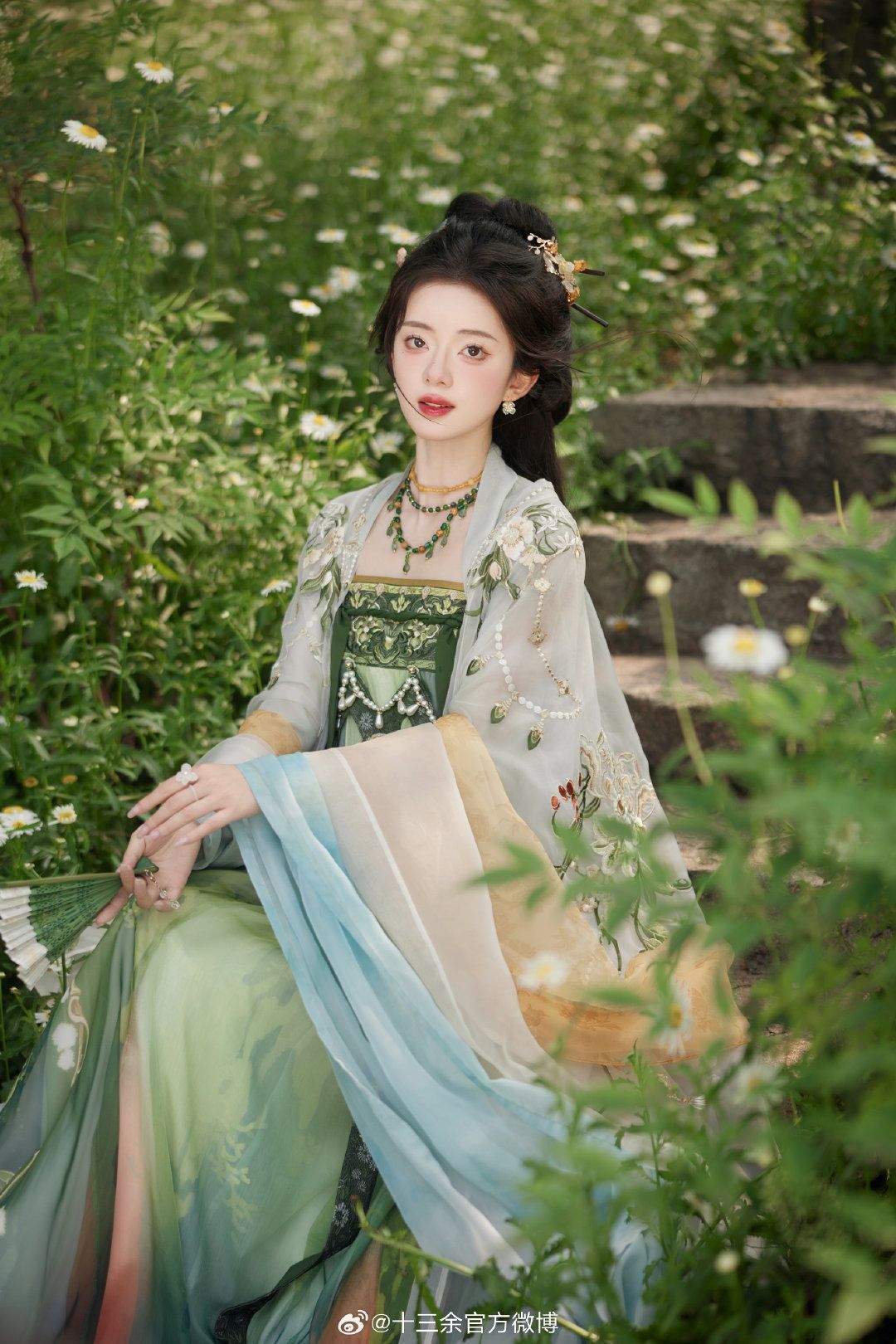 The Splendor of Hanfu Headdress:The Story of Hairpins,Hair Bands and Ball-Shaped Buns