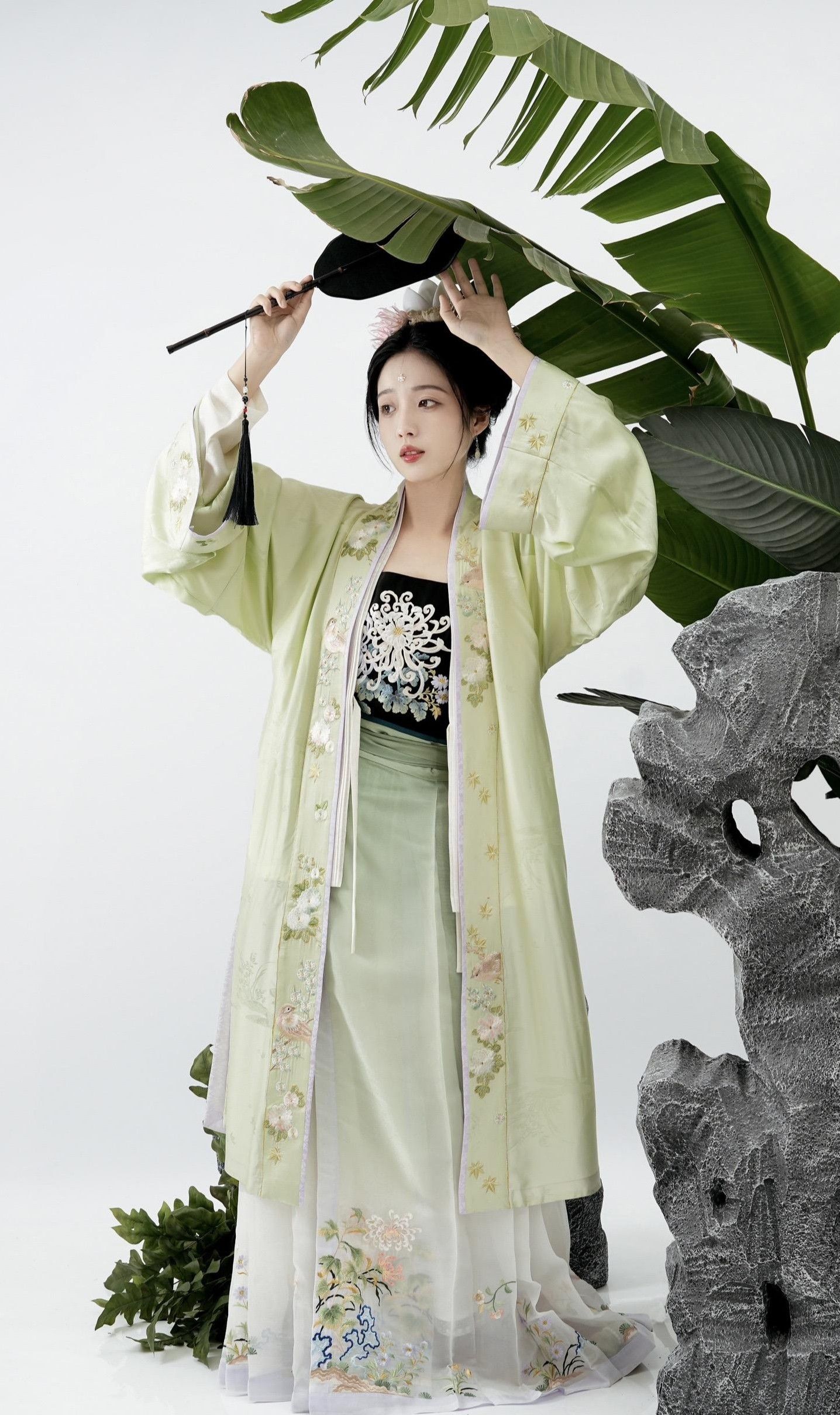 Ancient Charm in Modern Attire:仙风道骨的女式汉服短袖 Ancient Charm in Modern Attire:仙风道骨的女式汉服短袖