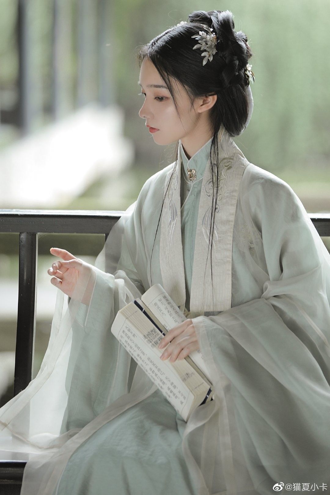 Little Princess in Traditional Tang Costumes for Autumn Winter Little Princess in Traditional Tang Costumes for Autumn Winter