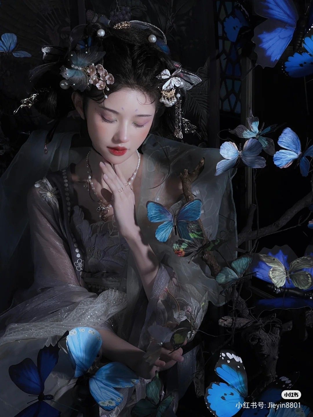 Innovative Blue and White Porcelain Cheongsam Skirt The Evolution of a Traditional Beauty Innovative Blue and White Porcelain Cheongsam Skirt The Evolution of a Traditional Beauty