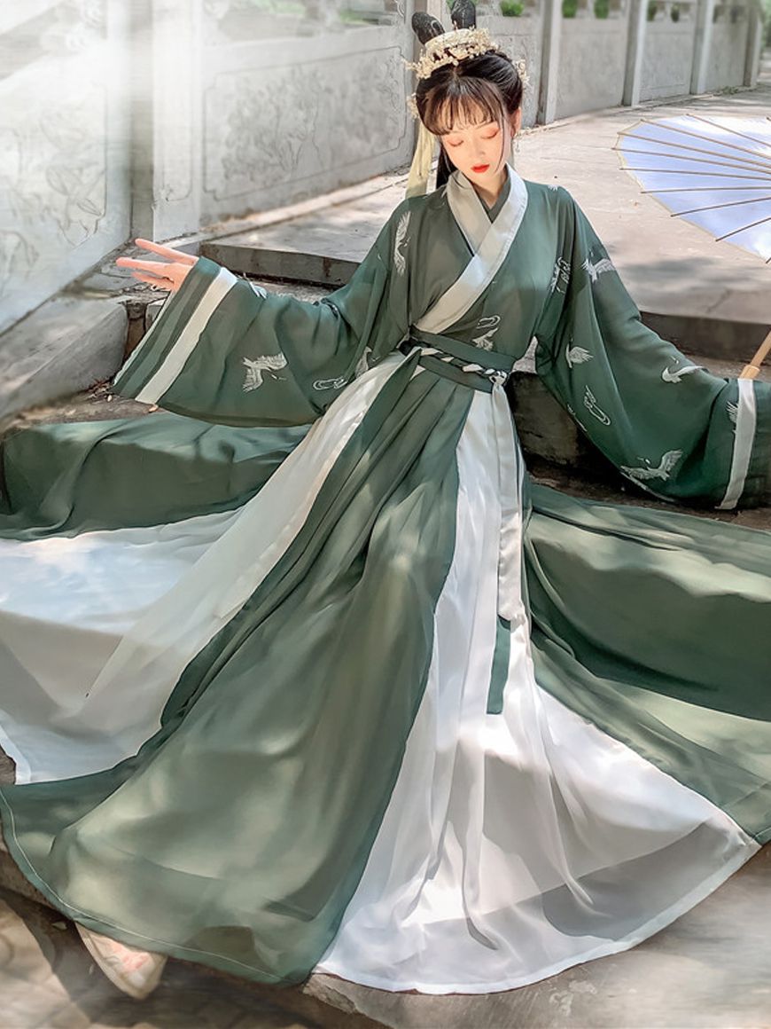 The Revival of Traditional Chinese Cheongsam:A Journey Through the Evolution of the Robe The Revival of Traditional Chinese Cheongsam:A Journey Through the Evolution of the Robe