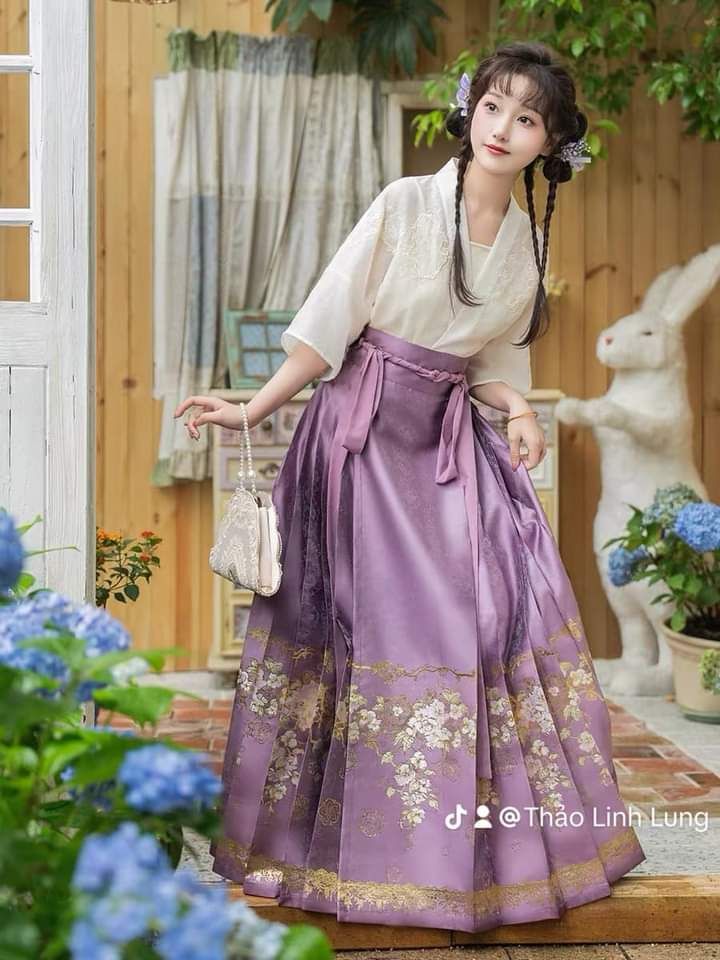 Exploring the Unique Charm of Song-Style Hanfu with its Aircraft-Inspired Sleeve Design Exploring the Unique Charm of Song-Style Hanfu with its Aircraft-Inspired Sleeve Design