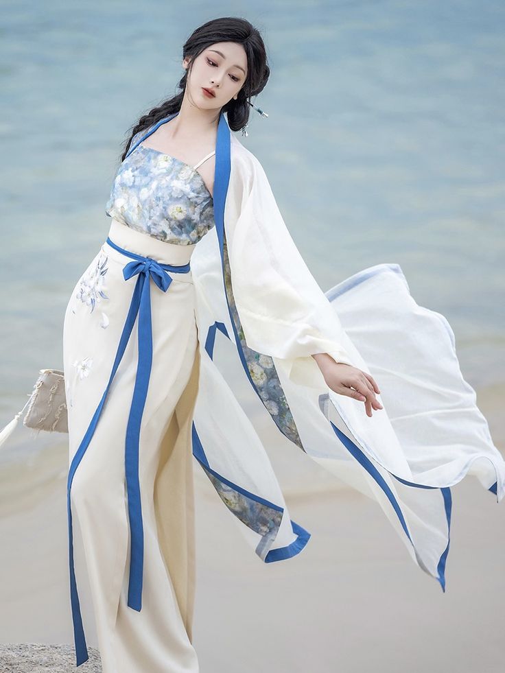 Innovating the Cheongsam and Merging with Modern鱼尾裙:A Blend of Tradition and Modernity