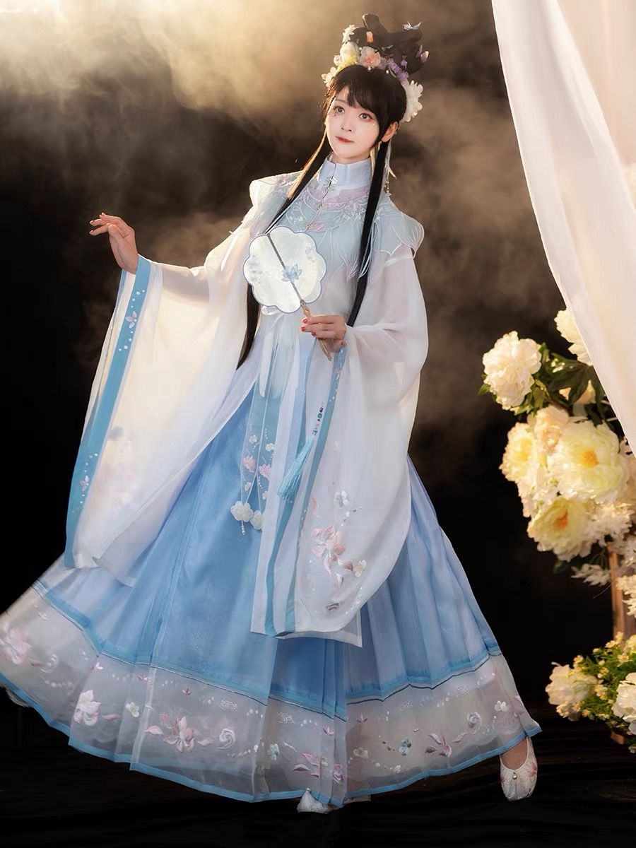 The Nostalgia of Qipao:Tales from a十里十里 Old Story The Nostalgia of Qipao:Tales from a十里十里 Old Story