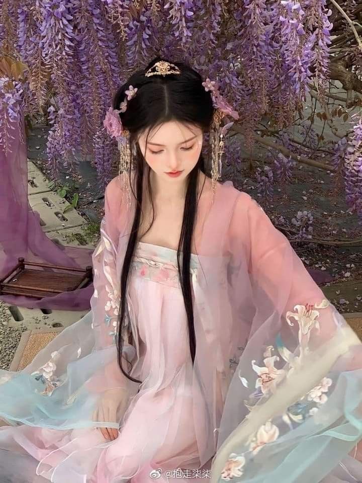 The Mamen Dress and its Unique Ear Decorations:A Non-Piercing Ear Fashion Trend