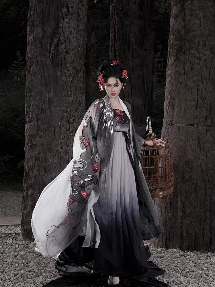 Luo Zhixus Original Hanfu Fashion:A Glimpse into the World of Traditional Elegance