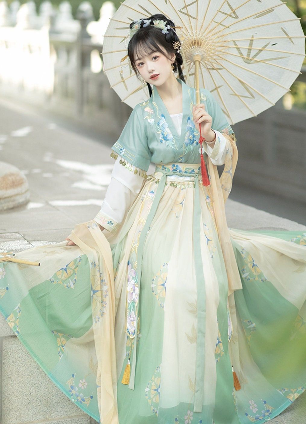 Re-evaluating Hanfu Costumes for Women:A 30-Year Journey into Traditional Elegance Re-evaluating Hanfu Costumes for Women:A 30-Year Journey into Traditional Elegance