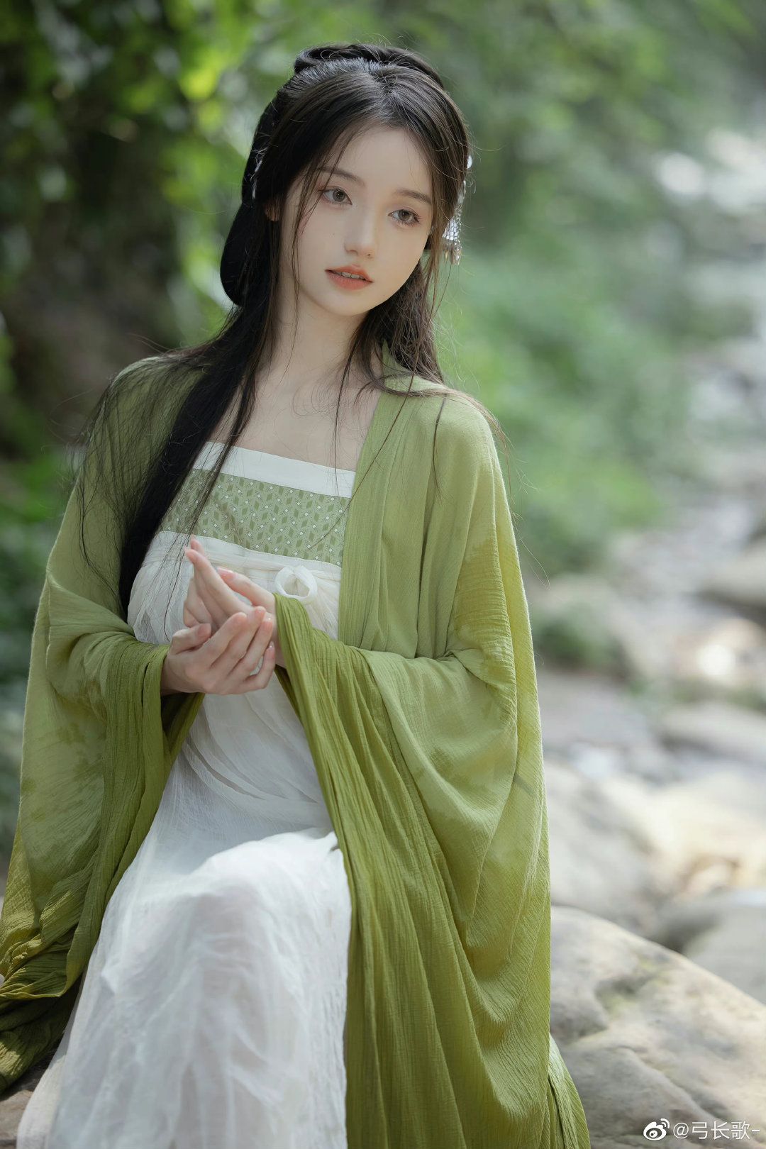 Ancient Hanfu Costumes:The Enchantment of Long-sleeved Hanfu for Little Girls Ancient Hanfu Costumes:The Enchantment of Long-sleeved Hanfu for Little Girls