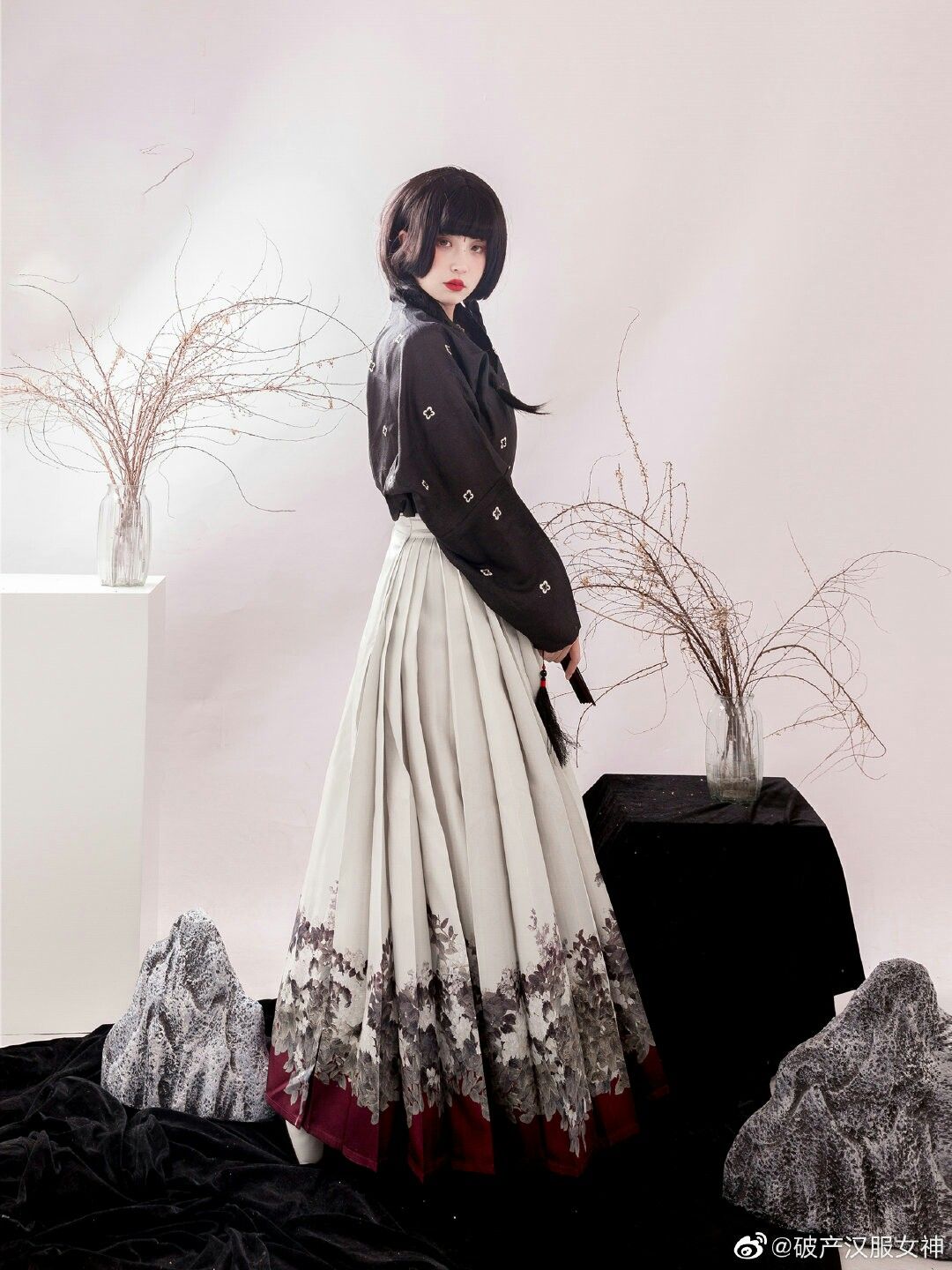 The Intricate Beauty of Hanfu:The Elaborate Inner Layers of the Broad Sleeve