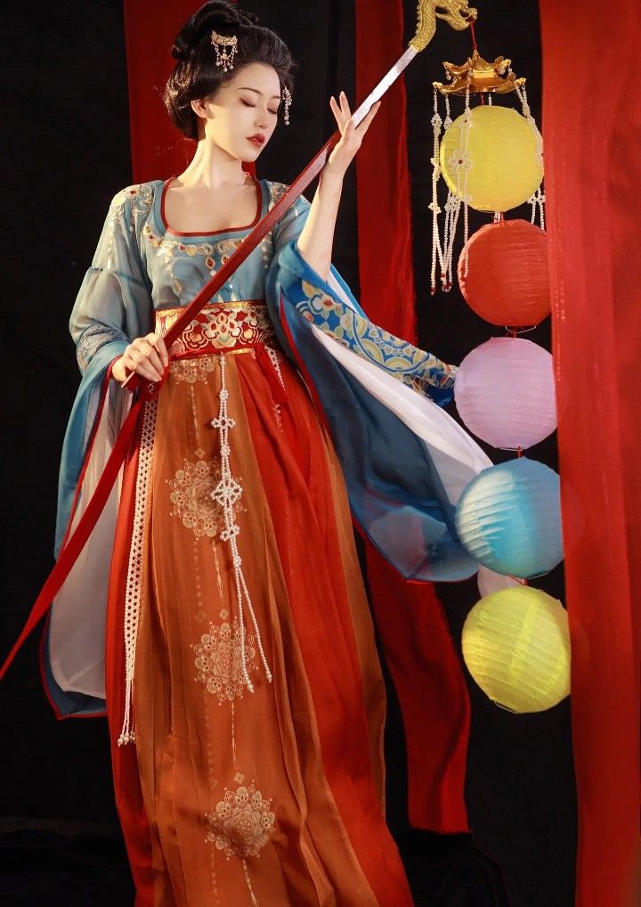 The Rise of Cheongsam Fashion in Modern China:A Blend of Traditional Elegance and Modern Glamour The Rise of Cheongsam Fashion in Modern China:A Blend of Traditional Elegance and Modern Glamour