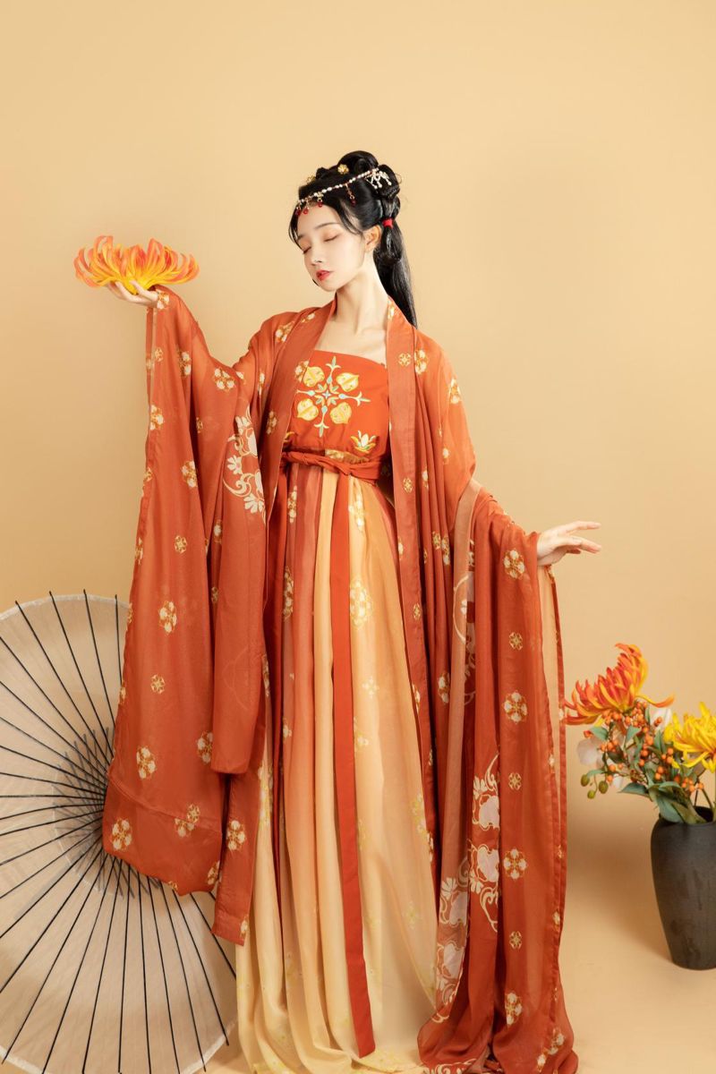 The Elastic Charm of Cheongsam:A Cultural Journey The Elastic Charm of Cheongsam:A Cultural Journey