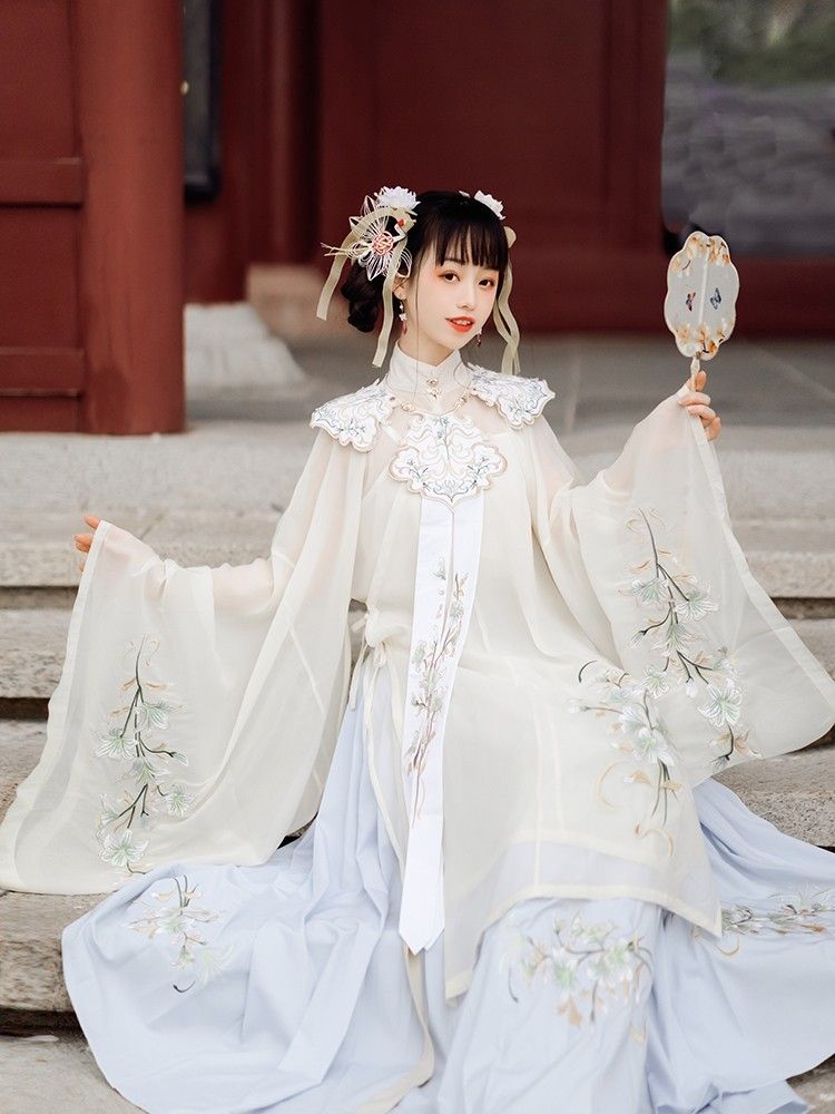 The Cheongsam-Wearing Elementary Student Girl The Cheongsam-Wearing Elementary Student Girl