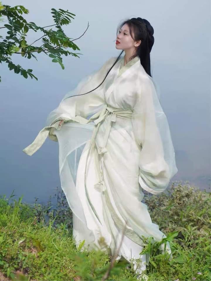 The Splendid Charm of Qingsong Style in Hanfu Fashion:A Tale of a Graceful Woman The Splendid Charm of Qingsong Style in Hanfu Fashion:A Tale of a Graceful Woman