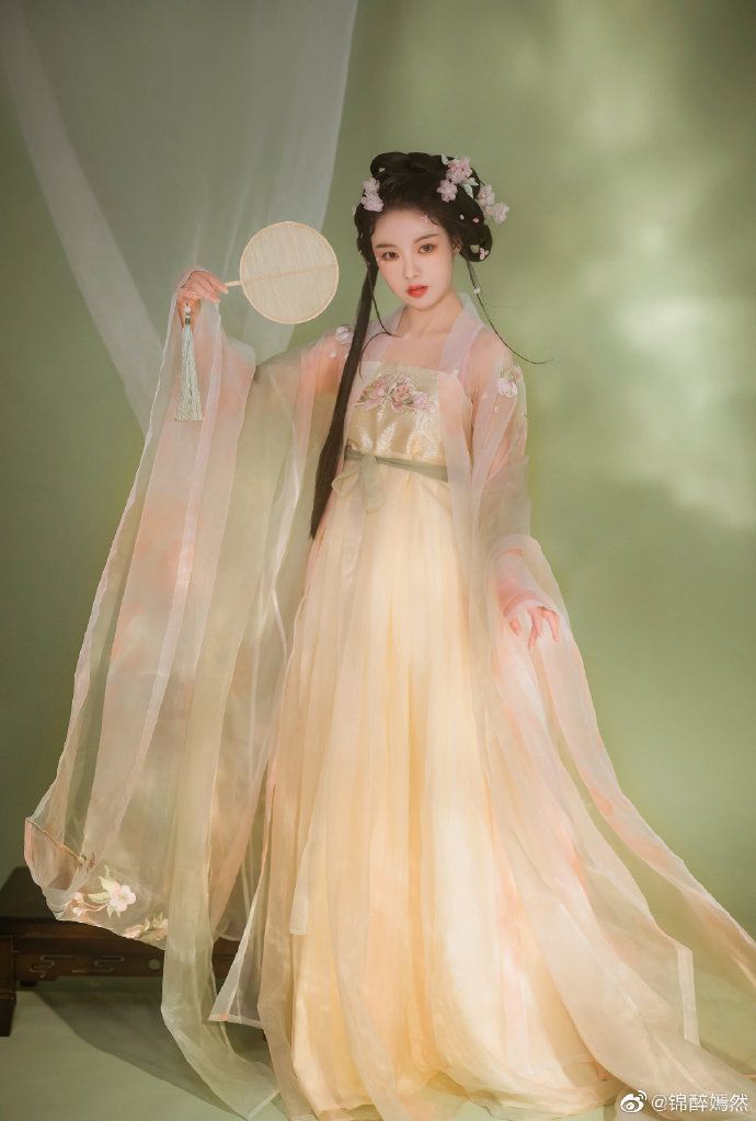 Autumns New Wave of Qipao:Embracing Traditional Elegance with Modern Twist Autumns New Wave of Qipao:Embracing Traditional Elegance with Modern Twist
