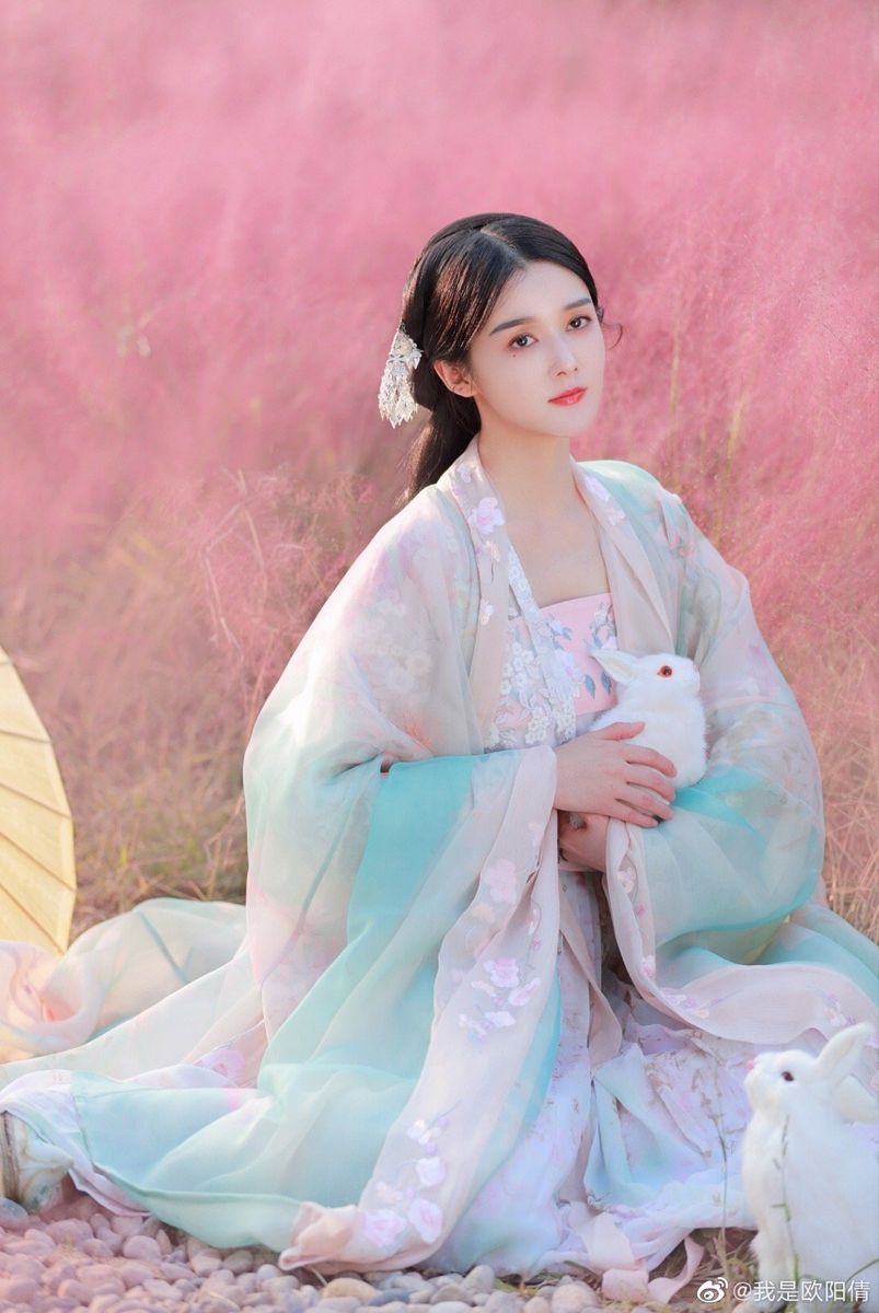 Plus-Size Qipao:The Allure of Traditional Chinese Dress for Modern Adults