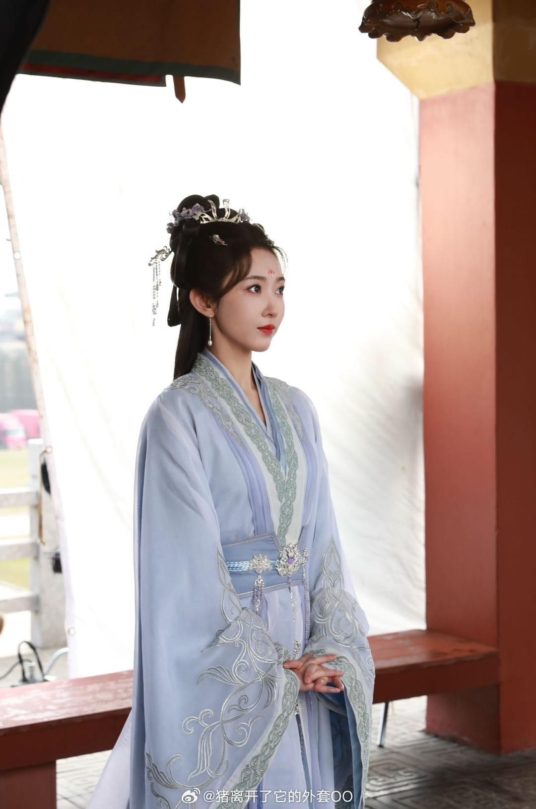 Elegant Long and Thin Cheongsam:A Glance at its Beauty and Versatility