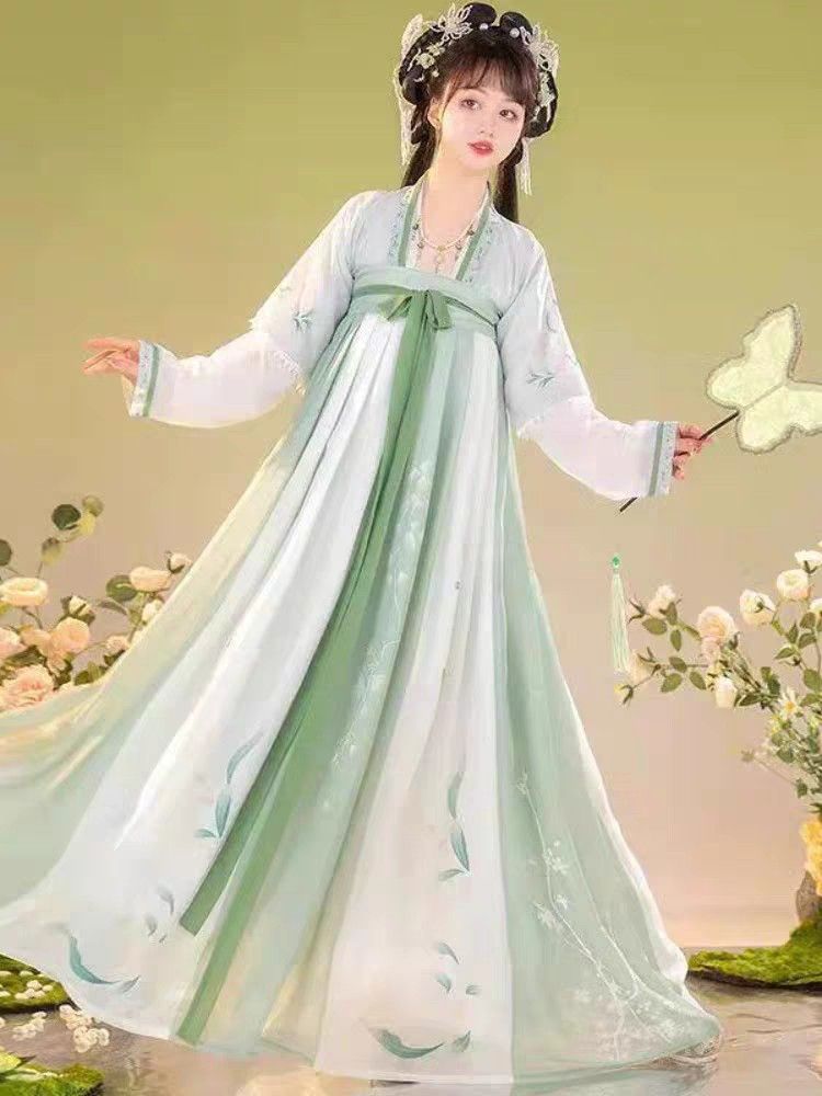 Summer Elegance in Qipao:The Ancient Charm of Chinese Cheongsam Women Summer Elegance in Qipao:The Ancient Charm of Chinese Cheongsam Women